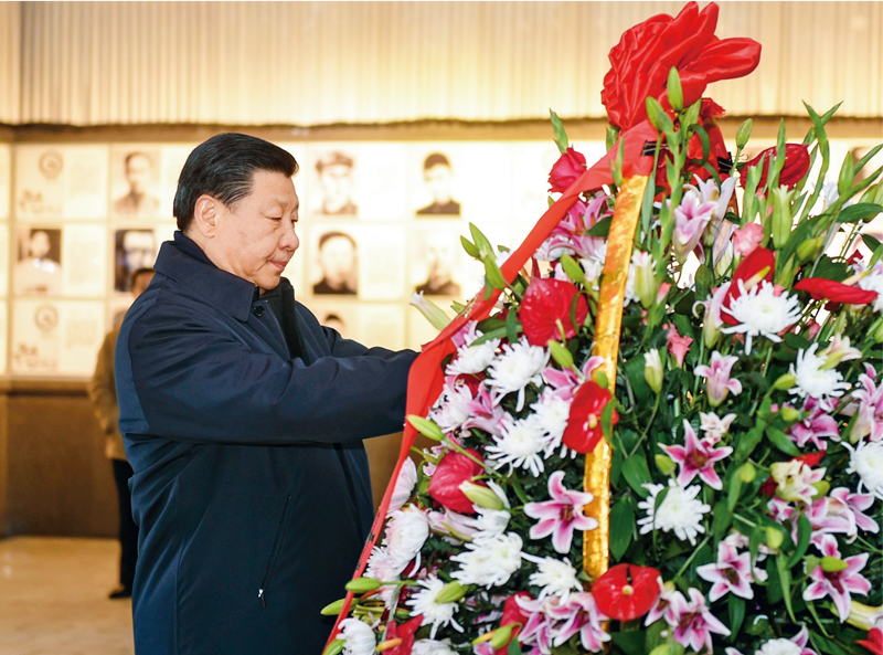 2016年2月1日至3日，中共中央總書記、國家主席、中央軍委主席習(xí)近平來到江西，看望慰問廣大干部群眾和駐贛部隊(duì)。這是2月2日，習(xí)近平在井岡山革命烈士陵園向革命烈士敬獻(xiàn)花籃。 新華社記者 謝環(huán)馳/攝