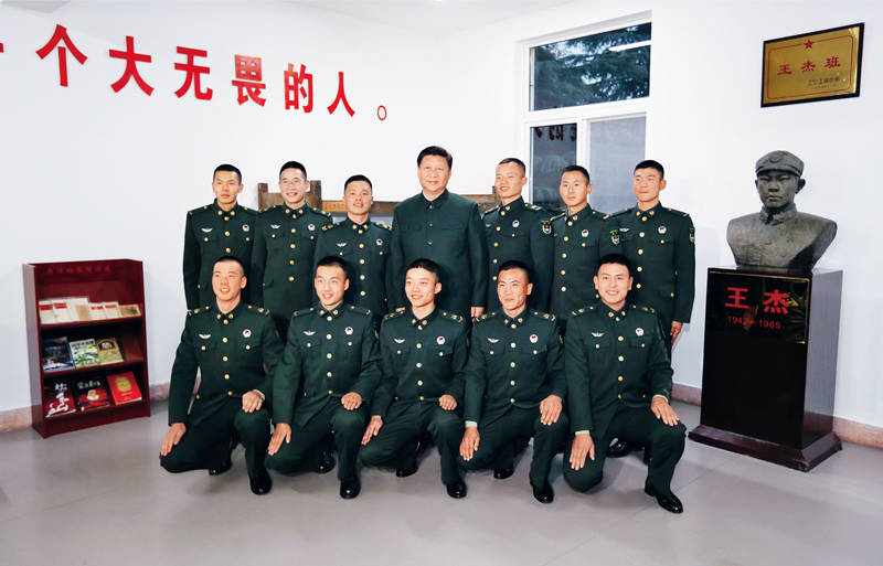 2017年12月13日，中共中央總書記、國家主席、中央軍委主席習(xí)近平到第71集團(tuán)軍視察。這是習(xí)近平同“王杰班”戰(zhàn)士合影。 新華社記者 李剛/攝