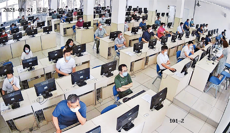  　　天津市堅持新提任處級黨政領(lǐng)導(dǎo)職務(wù)政治理論水平任職資格考試制度，通過“以考促學(xué)”、“凡提必考”，引導(dǎo)年輕干部自覺學(xué)懂弄通做實習(xí)近平新時代中國特色社會主義思想。圖為天津市新提任處級黨政領(lǐng)導(dǎo)職務(wù)政治理論水平任職資格考試現(xiàn)場。 天津市委組織部供圖